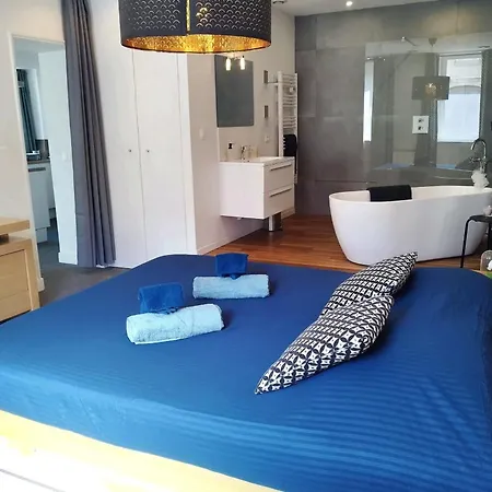 Elegant In The Heart Of Just Steps From The Château Chantilly