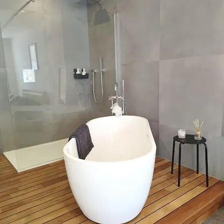 Elegant In The Heart Of Just Steps From The Château Appartement