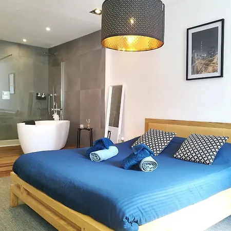 Elegant In The Heart Of Just Steps From The Chateau Chantilly