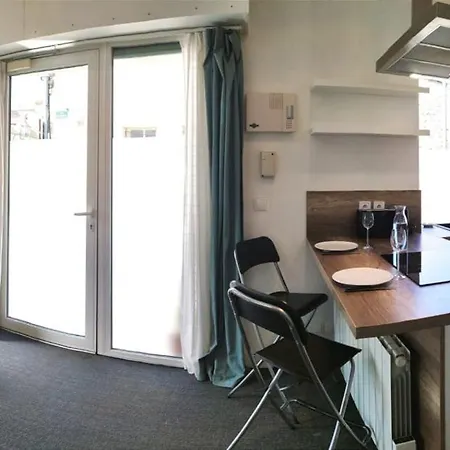Elegant In The Heart Of Just Steps From The Chateau Apartment *