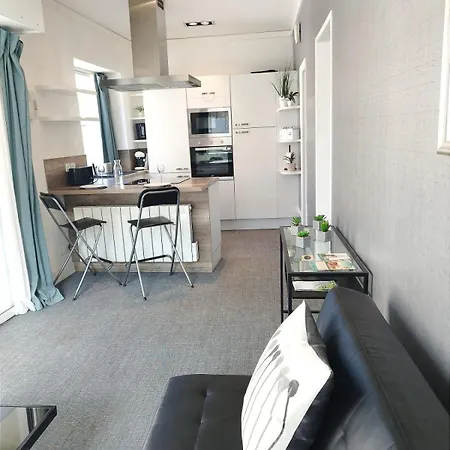 Elegant In The Heart Of Just Steps From The Château Chantilly